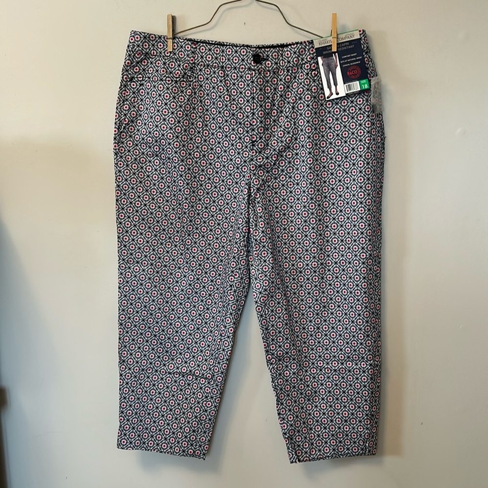 Khakis&Company res/black print capris front zip pockets zip/button new with tag